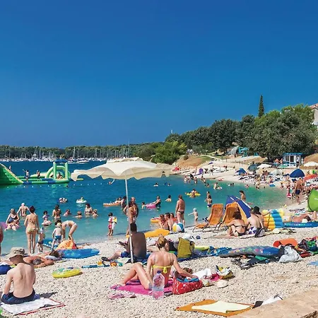 Σπίτι διακοπών In With Outdoor Swimming Pool