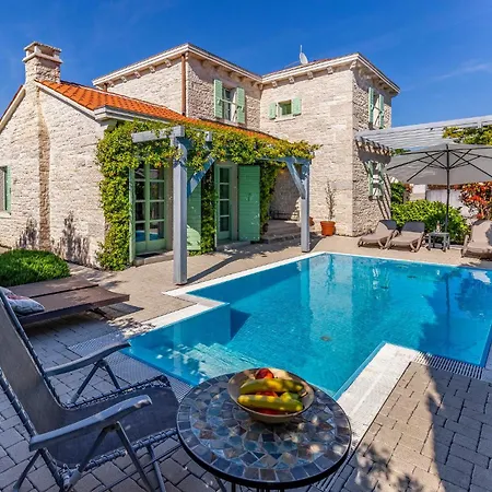 In With Outdoor Swimming Pool Σπίτι διακοπών *