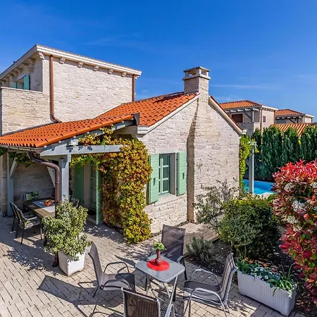 Σπίτι διακοπών In With Outdoor Swimming Pool Ližnjan