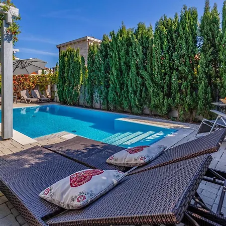 In With Outdoor Swimming Pool Holiday home Liznjan