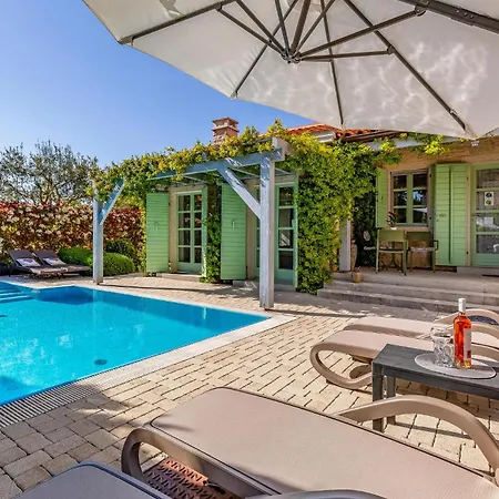 In With Outdoor Swimming Pool Holiday home Liznjan