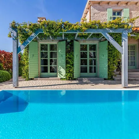 In With Outdoor Swimming Pool * Liznjan